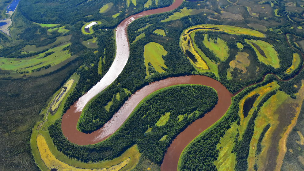 Alaska aus der Luft: Wissenschaftler der NASA haben untersucht, wie sich der Wasserstand in der arktischen Landschaft beim Auftauen des Permafrostes verändert. Die Veränderungen des Wasserspiegels werden in naher Zukunft Auswirkungen auf das arktische Leben - Pflanzen, Tiere und Menschen - haben.  