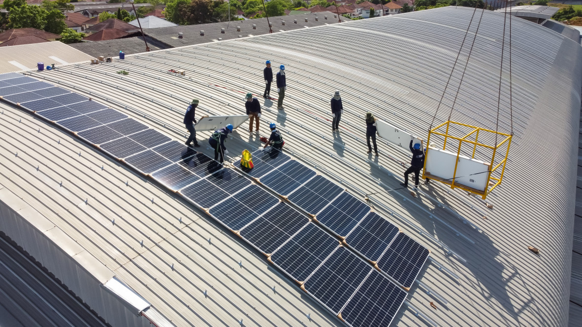 Installation of solar modules: Citizen participation is important for a successful energy transition.