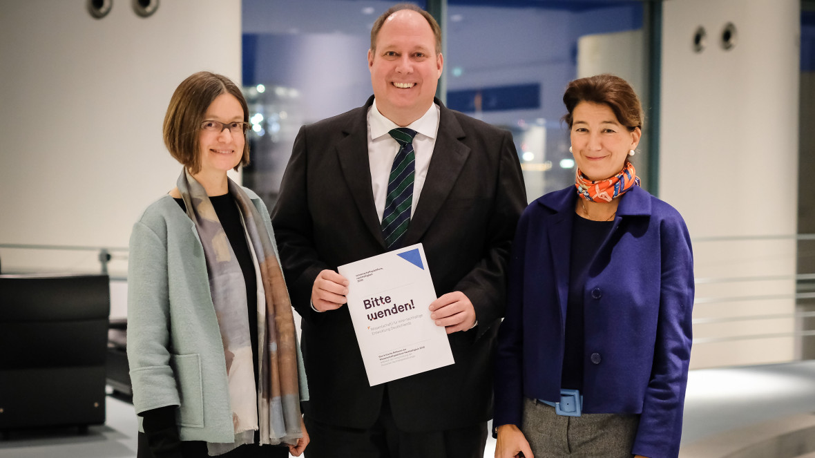 In December 2019, Patrizia Nanz (IASS, right) and Marianne Beisheim (SWP) handed over a reflection paper on the further development of the German Sustainability Strategy to Helge Braun, Head of the Federal Chancellery.